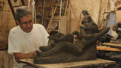 Escultor en su trabajo de Envigado. Foto: John Saldarriaga